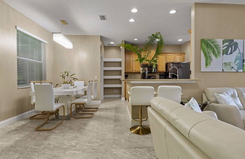 Lakeland House | Luxury Backyard. King Size Beds. Massage Chair.