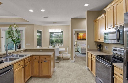 Lakeland House | Luxury Backyard. King Size Beds. Massage Chair.