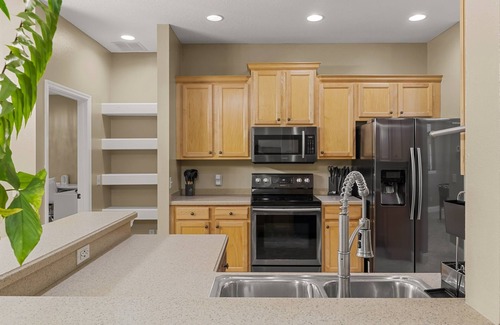 Lakeland House | Luxury Backyard. King Size Beds. Massage Chair.