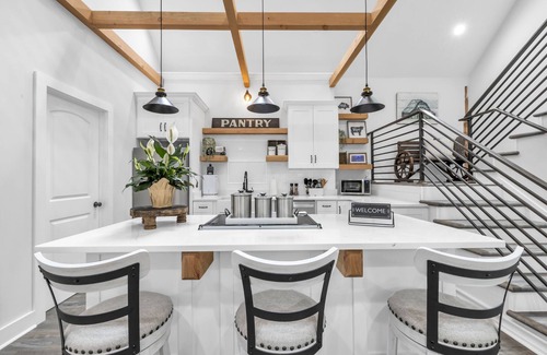 Cleveland House | LUXURY Barn Chalet. 2 bedrooms, firepit, BBQ, loft, trails, ponds, park