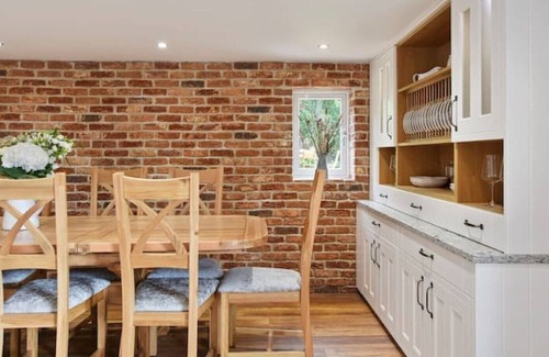 Gotham Cottage | Luxury barn conversion with hot tub (sleeps 10)