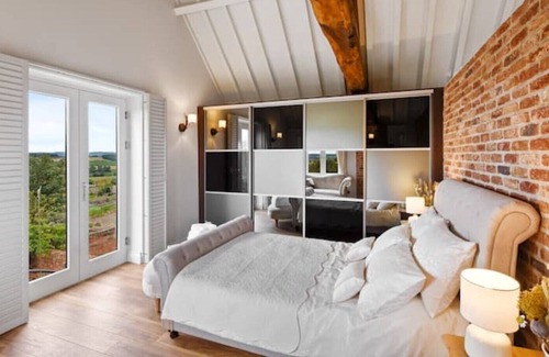 Gotham Cottage | Luxury barn conversion with hot tub (sleeps 10)