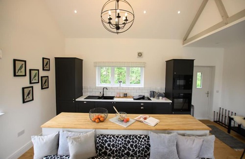 Pitchcombe House | Luxury Barn Conversion with Hot Tub- 'Blackbird'