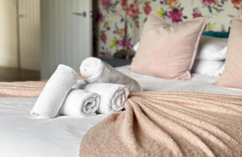 Pitchcombe House | Luxury Barn Conversion with Hot Tub- 'Blackbird'