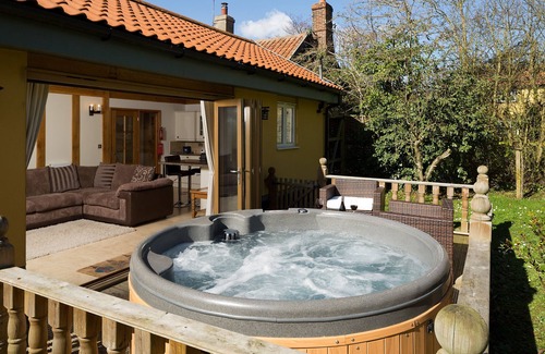 Stoke Ash House | Luxury barn with private hot tub, sauna, pizza oven, dog friendly.