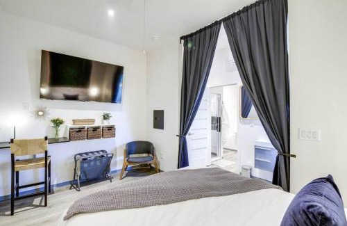 Jefferson City Apartment | Luxury Barndo 2AN Europe Style Farm Stay Chickens
