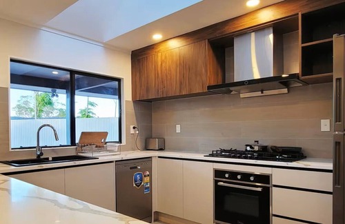 Army Bay House | Luxury Bay Vacation Home with 5 Ensuites