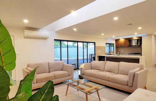 Army Bay Villa | Luxury Bay Vacation Home 5 Ensuites & Pool