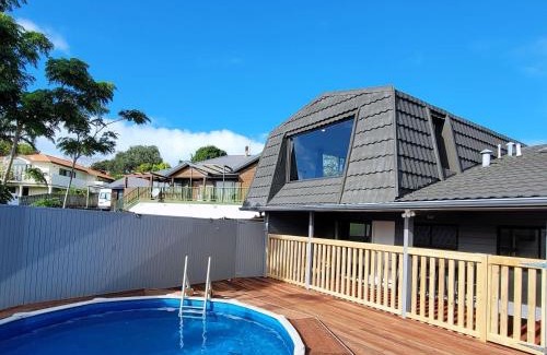 Army Bay Villa | Luxury Bay Vacation Home 5 Ensuites & Pool