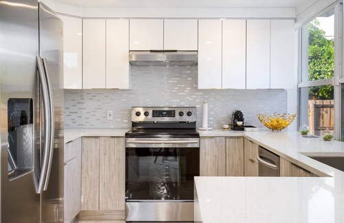 Royal Poinciana House | LUXURY BEACH 8 GUESTS MODERN DESIGNER HEATED POOL HOME NEAR AIRPORT & DOWNTOWN
