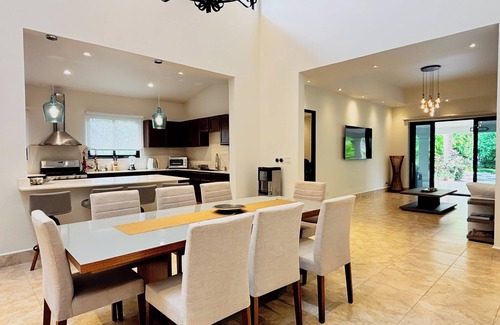 Playa Blanca House | Luxury beach home Rivera del Mar in Buenaventura