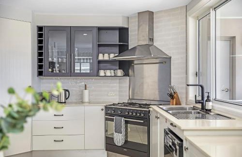 Shelly Beach House | Luxury Beach House - Heated Private Pool & Heated Spa - Fire Pitt - Walk to Beach & Golf