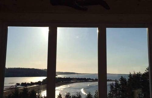Clam Bay Cottage | Luxury Beach House. Hot tub, Infrared Sauna, Massage Chair & Propane fireplace