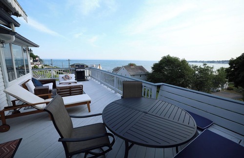 Niantic House | Luxury Beach House in Giants Neck Beach - Perfect for Large Families!