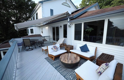 Niantic House | Luxury Beach House in Giants Neck Beach - Perfect for Large Families!