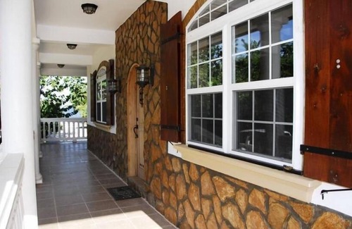 Placencia House | Luxury Beach House with FREE BOAT AND GUEST HOUSE