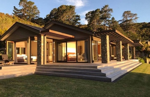 Russell House | Luxury Beach Retreat