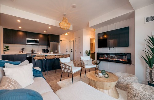 Innisfil Condo | Luxury Beach Spa Getaway w/Pool + Year Round Hot Tub & Private In-Suite Sauna!