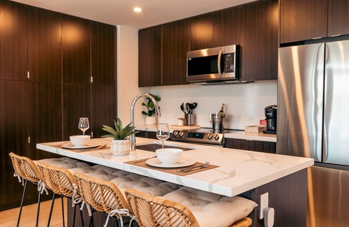 Innisfil Condo | Luxury Beach Spa Getaway w/Pool + Year Round Hot Tub & Private In-Suite Sauna!