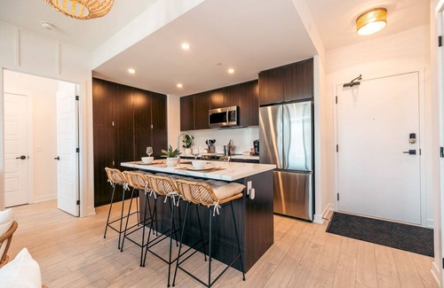 Innisfil Condo | Luxury Beach Spa Getaway w/Pool + Year Round Hot Tub & Private In-Suite Sauna!