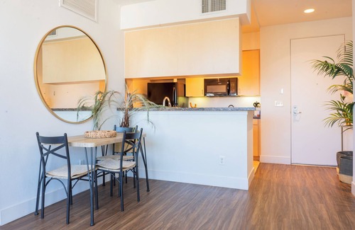 Downtown Apartment | Luxury Beach Style Room in Santa Monica with WiFi, nearby fitness room and pool
