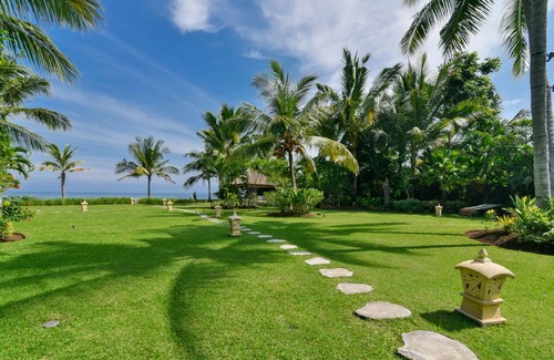 Gerokgak Villa | Luxury beach villa with 5* care by our amazing staff!