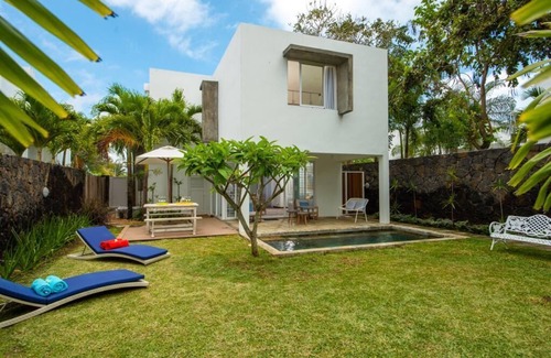 Roches Noires Villa | Luxury Beach Villa Fully Equipped & Serviced