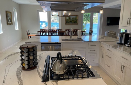 Hart Bay Villa | Luxury Beach Villa, HEATED Pool, Spa, Snorkel gear, Kayaks, SUPs, Near Town