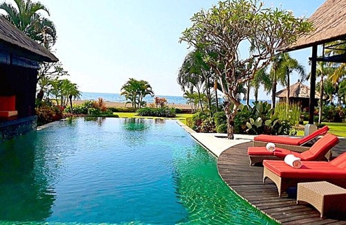 Banjartegehe Villa | Luxury Beach Villa with Infinity Pool.