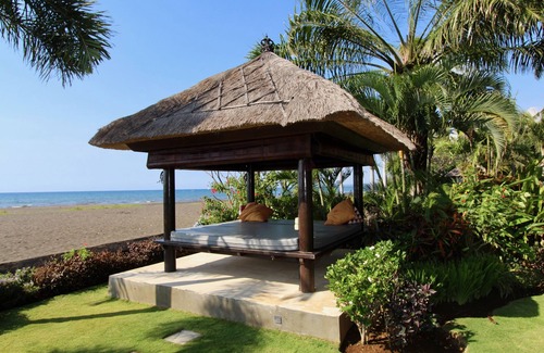Banjartegehe Villa | Luxury Beach Villa with Infinity Pool.