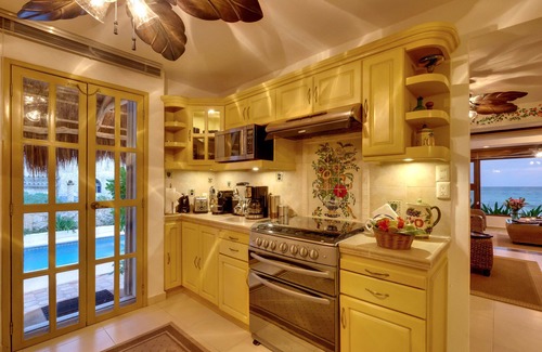 Playa del Secreto Villa | Luxury Beachfront Private Villa- Beautiful Beach, pool, jacuzzi & full staff!