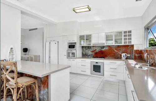 Mission Beach Apartment | Luxury Beachfront Penthouse Dunk Island Views & Prime Village Location