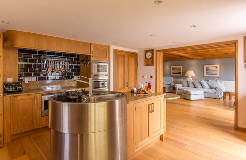 Portreath Cottage | Luxury Beachfront cottage only 20 steps from the sand with private parking/patio