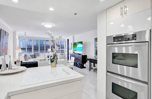 Mid Beach Apartment | Luxury Beachfront Condo/Beach Service/1418