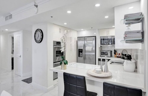 Mid Beach Apartment | Luxury Beachfront Condo/Beach Service/1418
