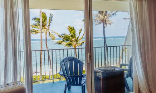 Punaluu House | Luxury Beachfront Condo