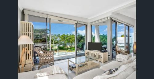 Mission Beach Apartment | Luxury Beachfront Penthouse Dunk Island Views & Prime Village Location