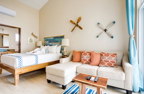 Placencia Resort | Luxury Beachfront Studio with swim up pool bar