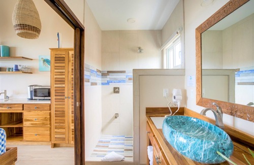 Placencia Resort | Luxury Beachfront Studio with swim up pool bar