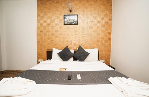 Mahipalpur Extension Hotel | Luxury bedroom hotel with Double Bed and single wonderful in Delhi Airport