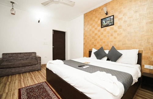 Mahipalpur Extension Hotel | Luxury bedroom hotel with Double Bed and single wonderful in Delhi Airport