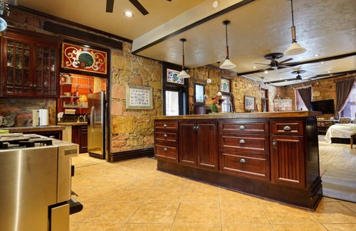Hot Springs House | Luxury Black Hills Getaway w/Rain Shower + Patio