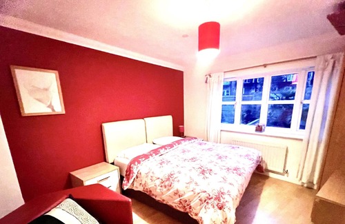 Greenhithe House | Luxury Bluewater Holiday Home - Opal Red Suite