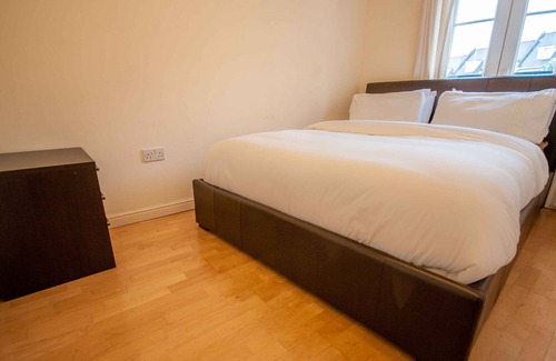 Greenhithe House | Luxury Bluewater Holiday Home - Opal Red Suite