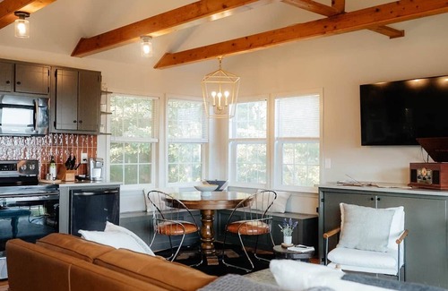 Menlo House | Luxury Bluff Cabin Hot Tub + Epic Mountain Views