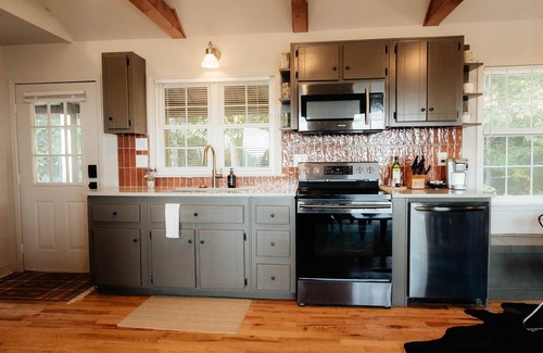 Menlo House | Luxury Bluff Cabin Hot Tub + Epic Mountain Views