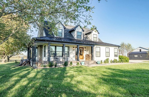 Shelbyville House | Luxury Bourbon Trail/Derby, Kentucky Getaway with Pool! 3 King Bedrooms