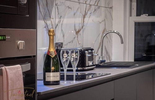 North Shore Apartment | Luxury Boutique 2 bedroom Apt, Central Blackpool