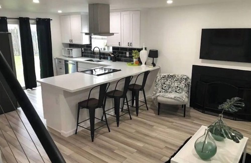 South Forest Park House | Luxury Brand New Remodeled 3 Bedroom Duplex!