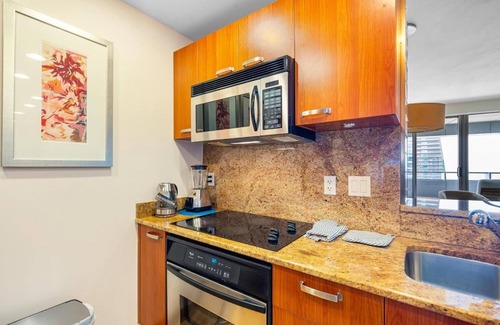 Brickell Condo | Luxury Brickell Bay View Condo AKA Hotel 33rd Floor